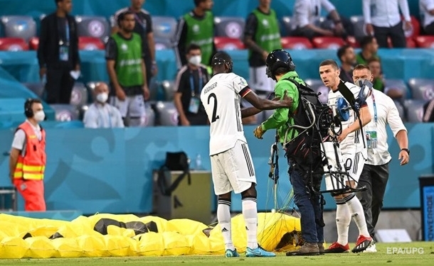 Упал с неба, разбил камеру. Экоактивист чуть не сорвал матч Франции-Герамании на Евро-2020 (ФОТО, ВИДЕО)