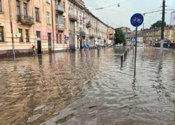 Бури атаковали Западную Украину, во Львове объявлена ЧС местного значения (ФОТО, ВИДЕО)