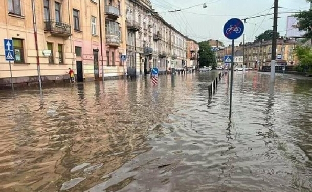 Бури атаковали Западную Украину, во Львове объявлена ЧС местного значения (ФОТО, ВИДЕО)