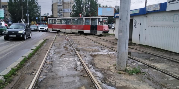В Николаеве у «Колоса» с рельсов сошел трамвай (ФОТО)