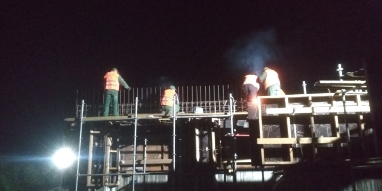 На Николаевщине строительство Троицкого моста ведется круглосуточно (ФОТО)