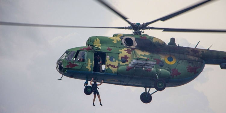 «Человек терпит бедствие»: в Николаеве морские авиаторы тренировались днем и ночью (ФОТО)