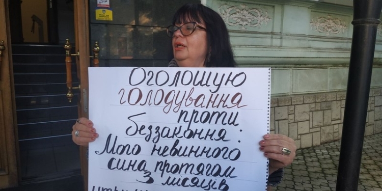 В Николаеве мать подозреваемого объявила голодовку, чтобы встретиться с областным прокурором