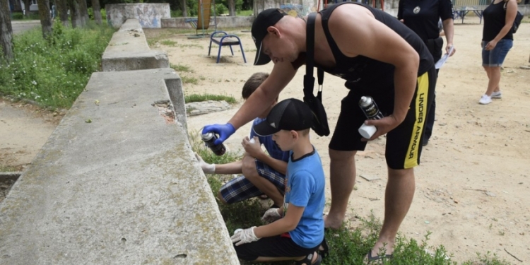 В Николаеве общественники и полиция закрасили рекламу наркотиков в районе “Юности” (ФОТО)