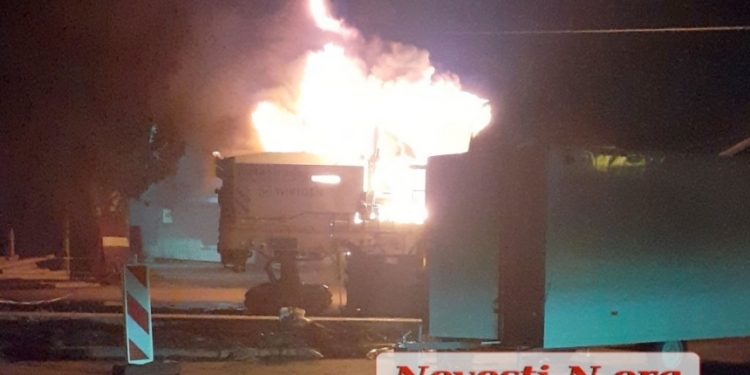 В Николаеве неизвестные ночью сожгли машину для снятия асфальта (ВИДЕО)