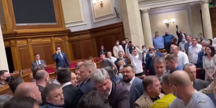 Слуга народа Потураев в парламенте: эпоха бедности закончится, когда восставший народ расстреляет ОПЗЖ. Драка в ВР (ВИДЕО)