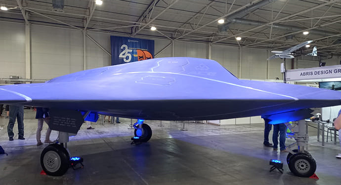 Почти сверхзвуковой и невидимый для радаров. В Украине представили уникальный боевой беспилотник (ФОТО, ВИДЕО)