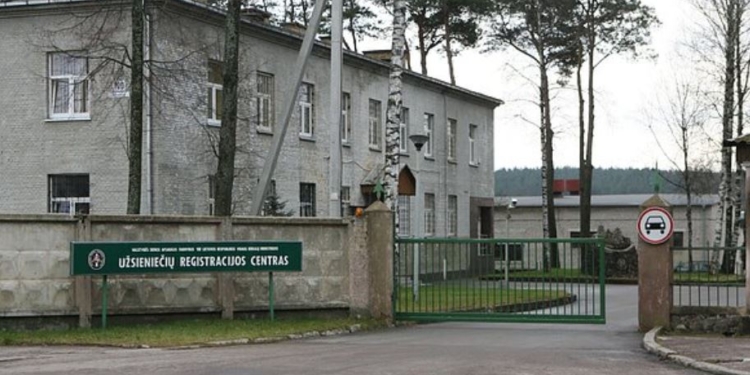 Бегут от Лукашенко. Литва решила строить лагерь для беженцев из Беларуси