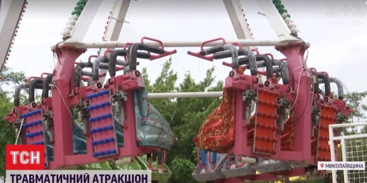 Аттракционный скандал в Вознесенске. Собственник качели во всем винит пьяную толпу (ВИДЕО)
