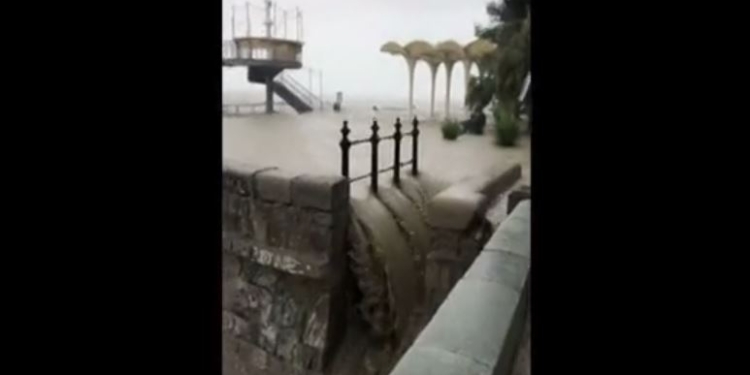 Ужас в Ялте. Ливни превратили улицы в селевые потоки, в море льется грязь (ВИДЕО)