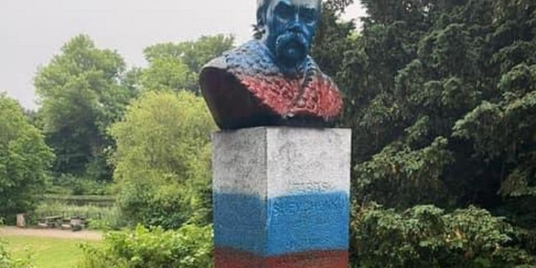 В Дании осквернили памятник Шевченко – разрисовали под флаг РФ. Подозревают футбольных фанатов (ФОТО)