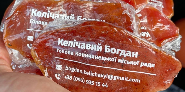 Мэр небольшого городка на Тернопольщине сделал  визитку из мяса – продвигает возможности своей общины (ФОТО)