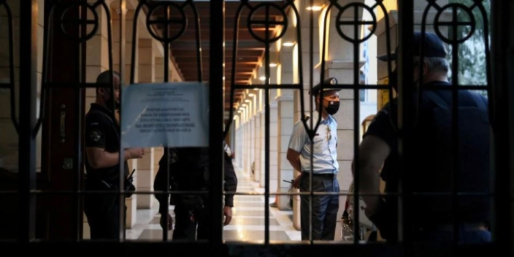 В Греции священника лишили сана за хранение кокаина, на церковном суде он облил кислотой свидетелей обвинения