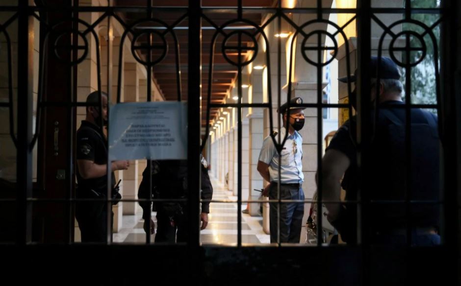 В Греции священника лишили сана за хранение кокаина, на церковном суде он облил кислотой свидетелей обвинения 1