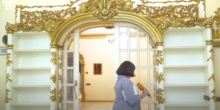 Деревья по €15 и €40 тыс., дорогая мебель и оставленные иконы. Как выглядят дома в Конча-Заспе, из которых выселяют блатных (ВИДЕО)