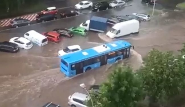 Тропический ливень в Москве. Затопило метро, маркеты и 1-й этаж “Останкино” (ВИДЕО)