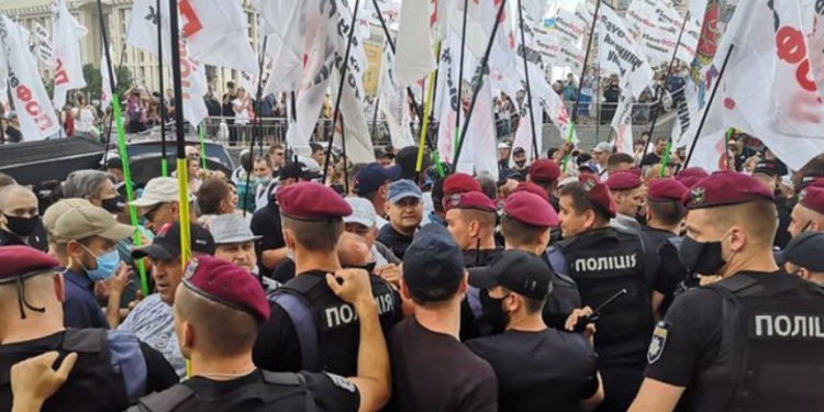 Предприниматели в столице хоронили микробизнес. Полиция отобрала у них венки и гроб (ФОТО, ВИДЕО)