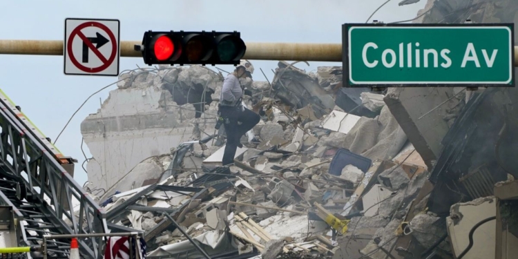 В Майами обрушился жилой дом, под завалами 99 человек (ФОТО, ВИДЕО)