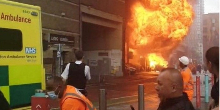 Взрыв и пожар в центре Лондона. Есть пострадавшие (ФОТО, ВИДЕО)