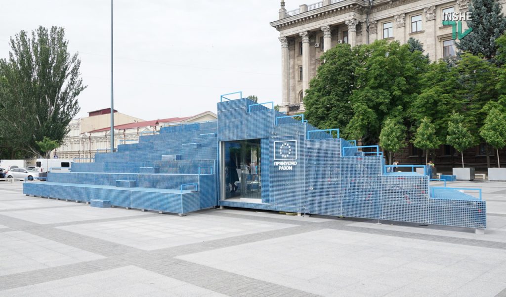 Голубой "мавзолей" на серой площади. В Николаеве начал работу Мобильный павильон House of Europe (ФОТО и ВИДЕО) 19