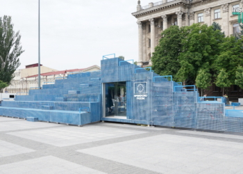 Голубой “мавзолей” на серой площади. В Николаеве начал работу Мобильный павильон House of Europe (ФОТО и ВИДЕО)