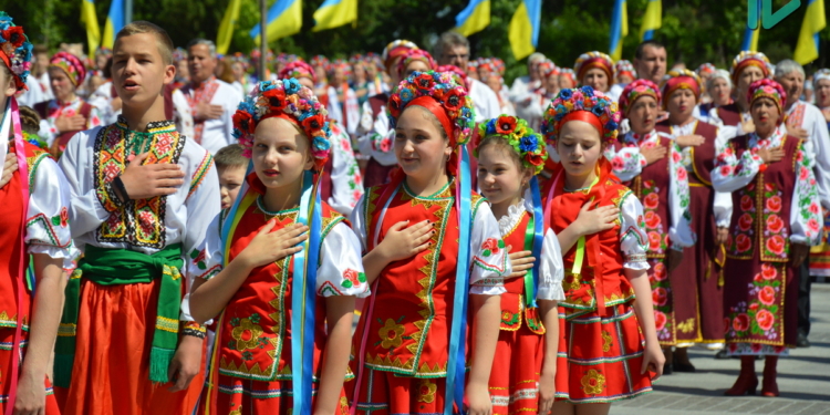 В Николаеве 100 хоров спели гимн Украины на Соборной площади (ВИДЕО и ФОТО)