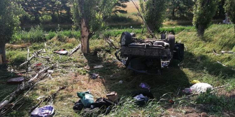 На Очаковской дороге Volvo зацепил DAF, вылетел в кювет, столкнулся с деревом и перевернулся. Пострадавшие в больнице (ФОТО)