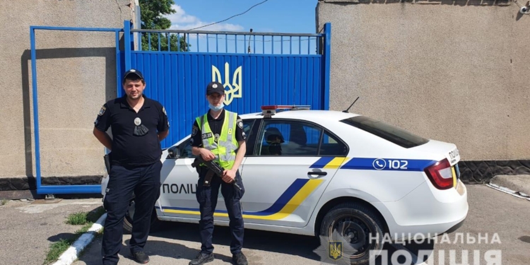 Через Варваровский мост. В Николаеве полиция помогла доставить из Весняного больную девочку (ВИДЕО)