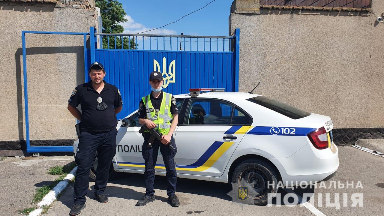 Через Варваровский мост. В Николаеве полиция помогла доставить из Весняного больную девочку (ВИДЕО)