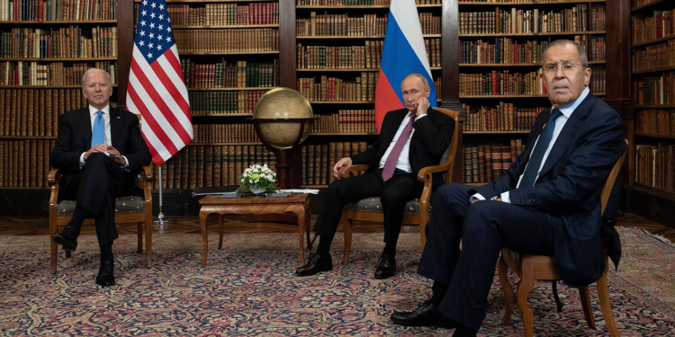 У Путина рассчитывают на давление США на Украину в вопросах Минска, у Зеленского во всем винят Порошенко