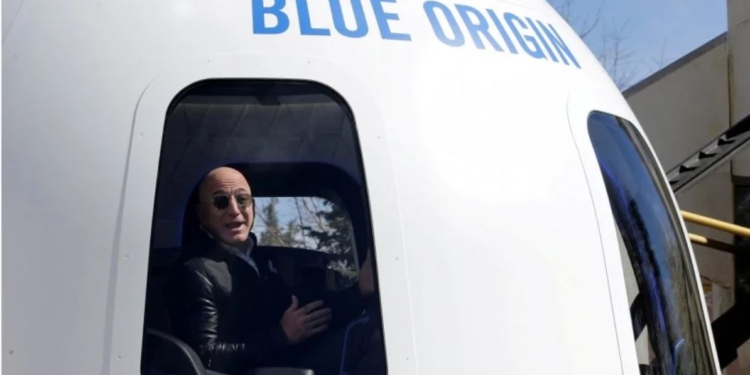 Билет в космос с Джеффом Безосом продан на аукционе за $28 млн. (ВИДЕО)