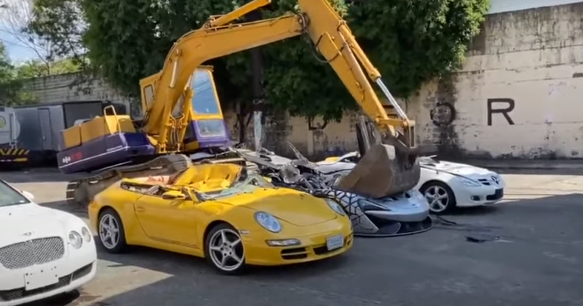 На Филиппинах раздавили бульдозером 21 суперкар на $1,2 млн.- их нелегально ввезли в страну (ВИДЕО)