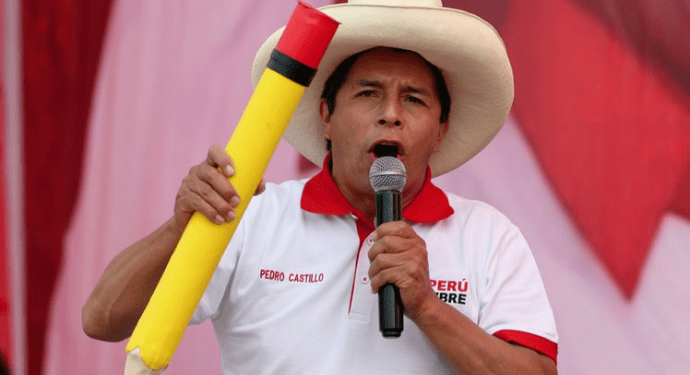 Бывший школьный учитель победил на выборах президента Перу