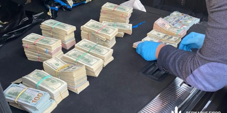 Был в списке СНБО, но вернулся на работу. В машине начальника таможенного поста обнаружили более $700 тысяч (ФОТО, ВИДЕО)