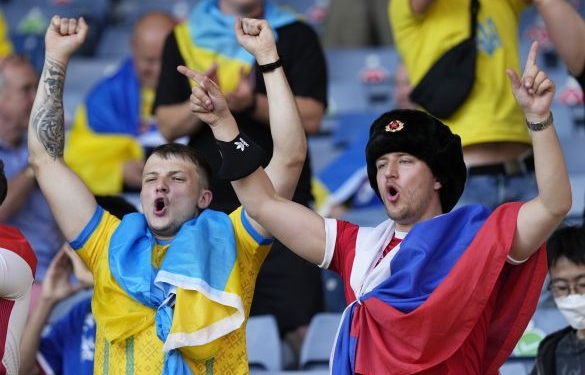 Болельщик пришел в  украинский сектор на матче со шведами в ушанке и с триколором. Все закончилось прогнозируемо (ФОТО, ВИДЕО)