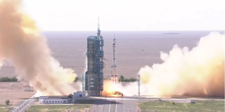 Китай отправил 3 астронавтов-наладчиков на новую космическую станцию (ВИДЕО)