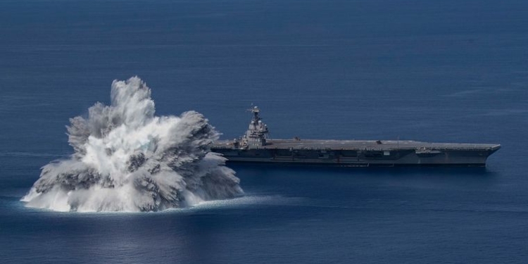 В Атлантике рядом с новым авианосцем США взорвали мощную бомбу – город на берегу накрыло землетрясение (ВИДЕО)