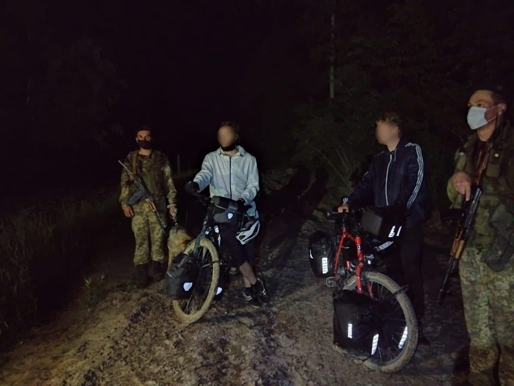 На границе с Польшей задержали двух немцев на велосипедах - они думали, что Украина уже в ЕС (ФОТО) 1