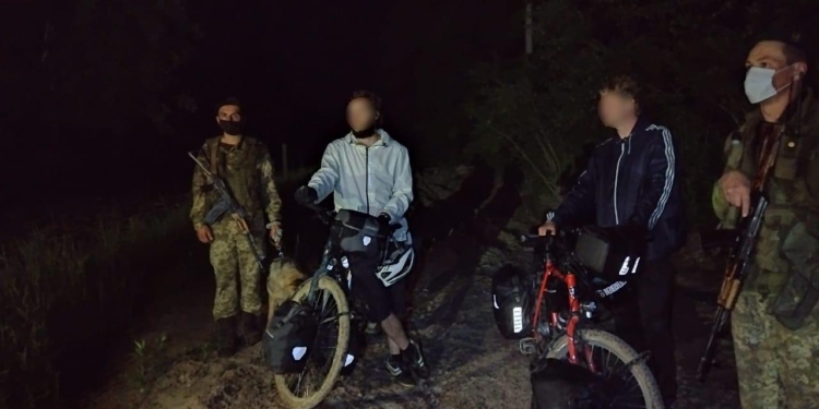 На границе с Польшей задержали двух немцев на велосипедах – они думали, что Украина уже в ЕС (ФОТО)