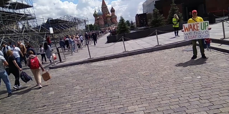 “Проснись, у нас снова царь”. В Москве у мавзолея задержали пикетчика с таким плакатом (ФОТО)