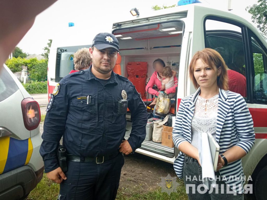 На Николаевщине 2-летняя девочка опрокинула на себя кружку с кипятком. Скорую ей вызвал полицейский (ФОТО) 3