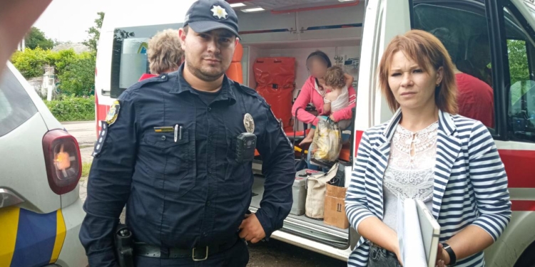 На Николаевщине 2-летняя девочка опрокинула на себя кружку с кипятком. Скорую ей вызвал полицейский (ФОТО)