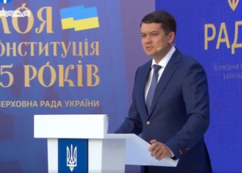 Украинская политика – грязное дело. Разумков прокомментировал возможность досрочных президентских выборов и заочно поспорил с Зеленским (ВИДЕО)