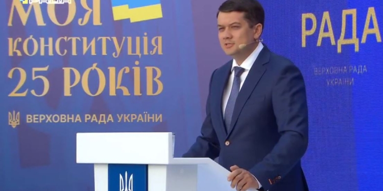 Украинская политика – грязное дело. Разумков прокомментировал возможность досрочных президентских выборов и заочно поспорил с Зеленским (ВИДЕО)