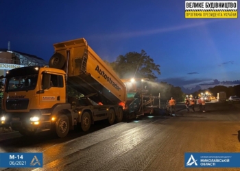 Ремонт трассы М-14 в Николаеве: дорожники работают круглосуточно, город стоит в километровых пробках  (ВИДЕО)
