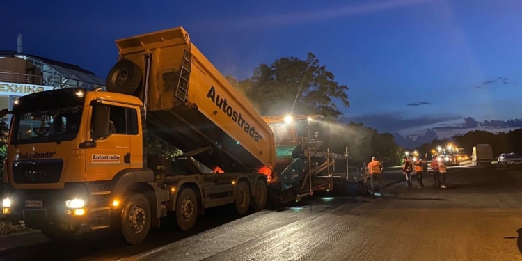 Ремонт трассы М-14 в Николаеве: дорожники работают круглосуточно, город стоит в километровых пробках  (ВИДЕО)