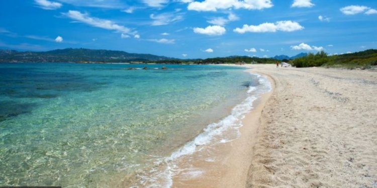 На Сардинии массово штрафуют туристов – за кражу песка с пляжа (ФОТО)