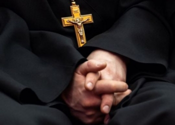 На Волыни задержали священника в лосинах, женской кофте и балетках (ВИДЕО)