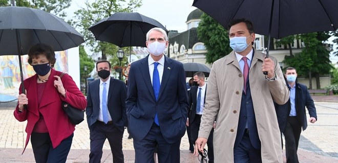 В Украину приехали сенаторы США, у них просят военную помощь