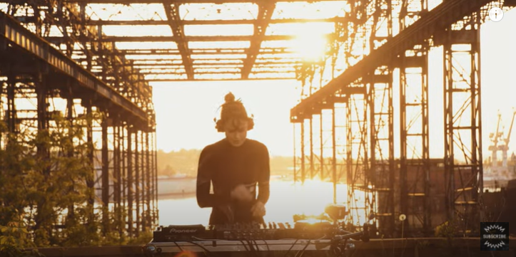 “Пугает и завораживает”, – DJ Nastia Топольская записала сет на Николаевском судостроительном заводе (ВИДЕО)